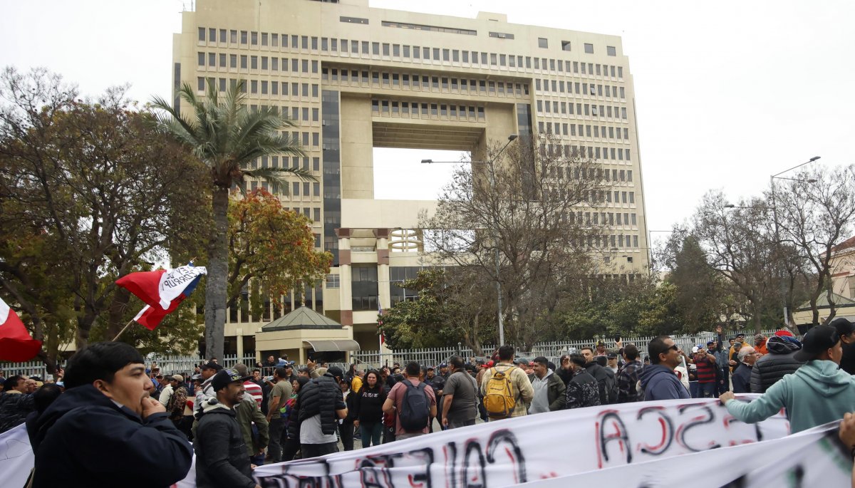Durante las manifestaciones de pescadores en Valparaíso, la Cámara dio luz verde al fraccionamiento entre los sectores pesquero artesanal e industrial.