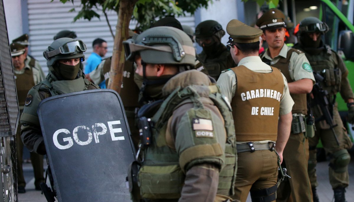 Carabinero fallece tras ser alcanzado por un disparo de efectivos del GOPE en San Bernardo, tras haberse parapetado por una denuncia de violencia intrafamiliar.