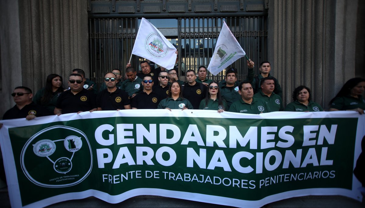 Funcionarios de Gendarmería inician una huelga a nivel nacional: demandan mejoras laborales y ascensos profesionales.