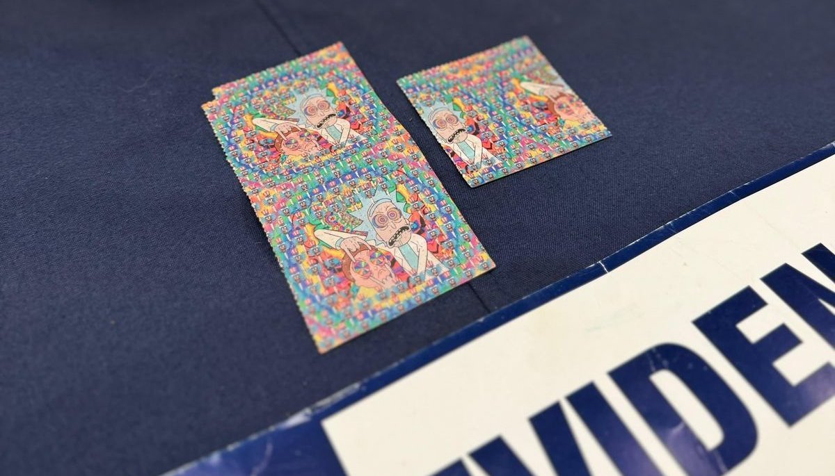 Imponen prisión preventiva a venezolano que recibió 300 estampillas de LSD ocultas en un libro enviado desde México.