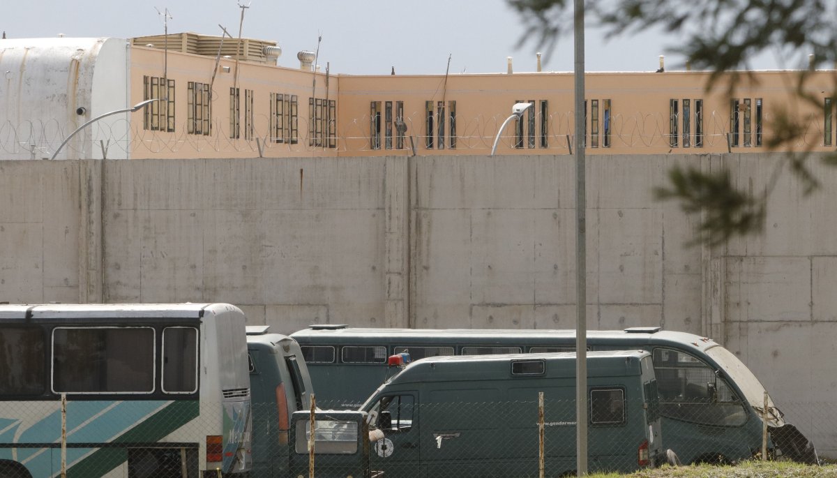 Gendarme fue arrestada al ser sorprendida introduciendo drogas en la cárcel de Rancagua: será desincorporada.