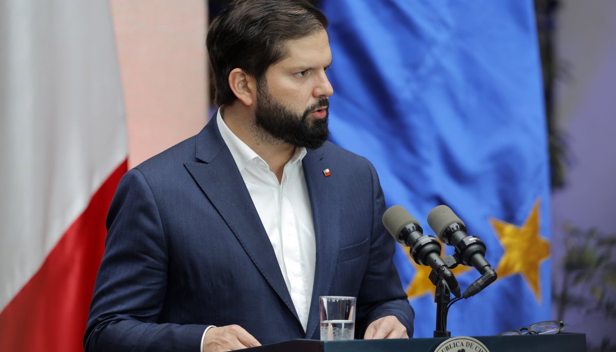 Abogado que representa al denunciante del Presidente Boric asegura que la acusación se debe a la difusión de imágenes tras la pérdida de un pendrive.