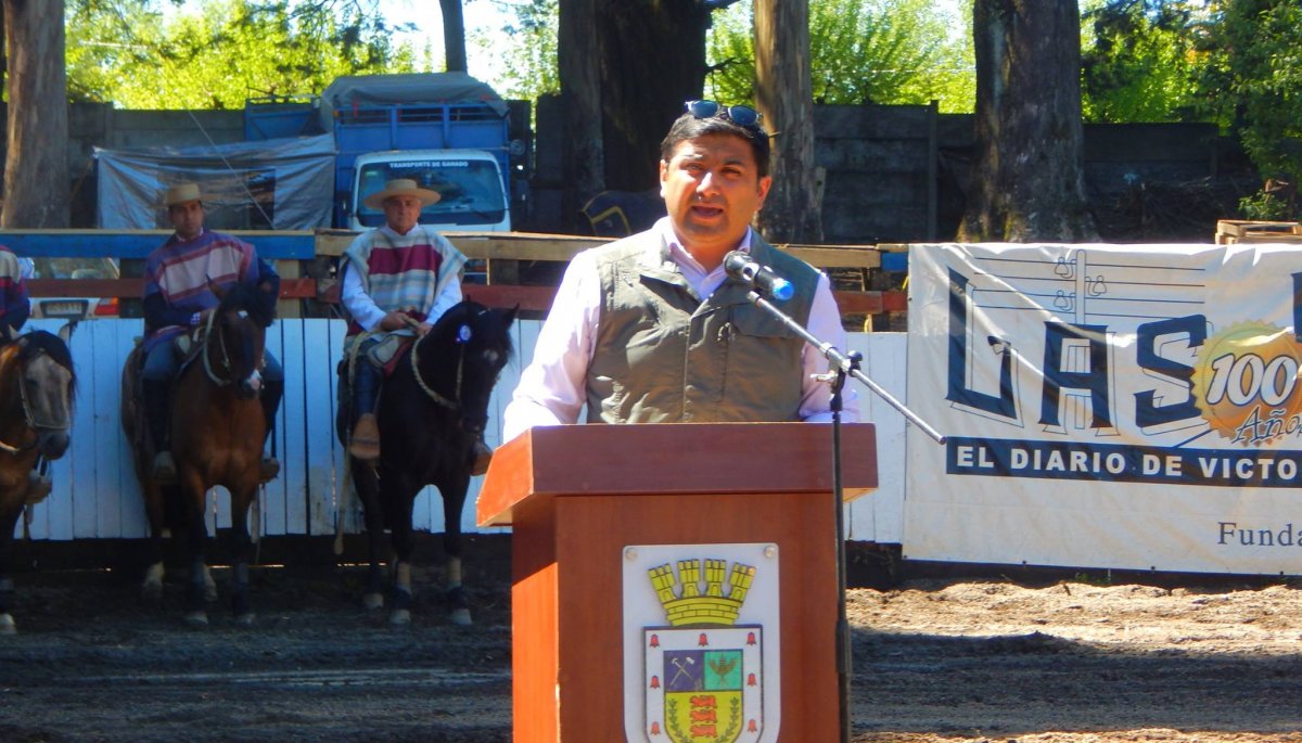 Imponen arresto domiciliario total al alcalde de Victoria tras ser acusado de delitos sexuales.