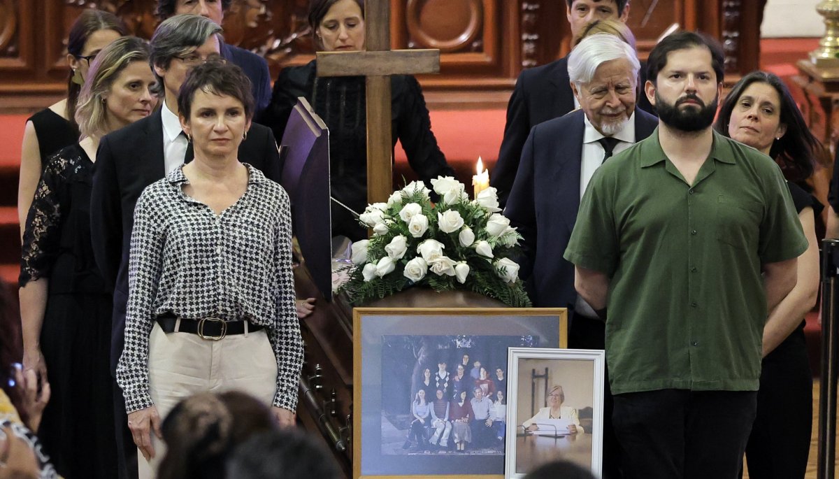 El presidente Gabriel Boric lidera un homenaje a Mercedes Bulnes en el antiguo Congreso Nacional.
