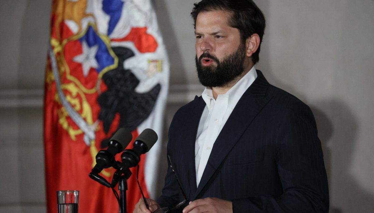 Se presenta una denuncia por acoso sexual contra el Presidente Boric: su abogado desmiente las acusaciones y señala «acoso sistemático» hacia el mandatario.