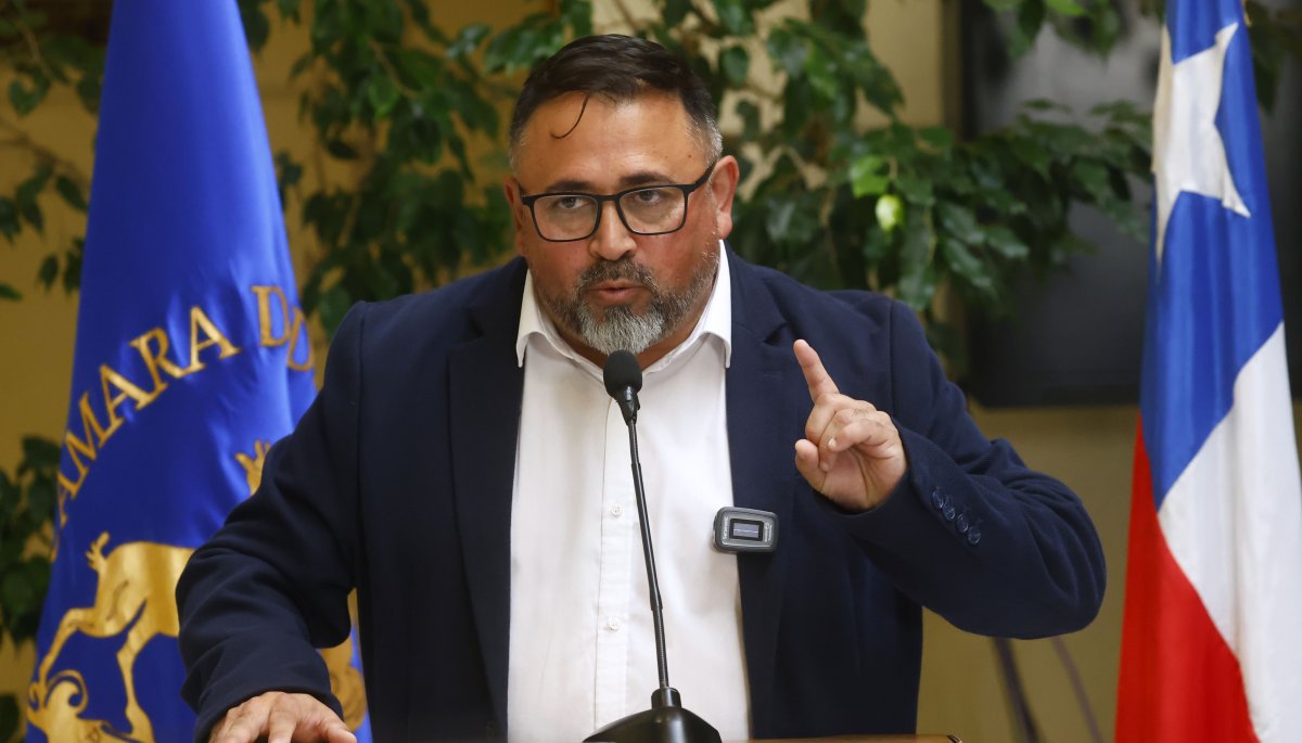 El diputado Pino propone un proyecto que establece un límite a las reelecciones presidenciales.