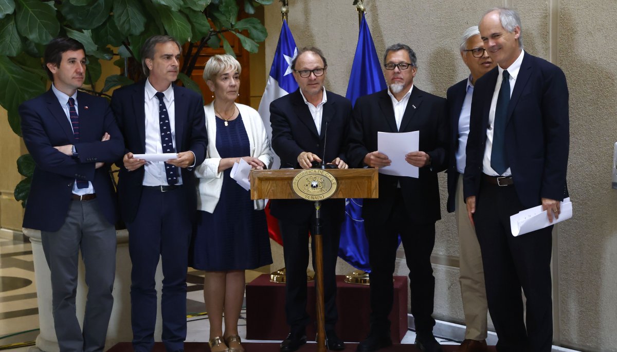 Grupo de senadores presenta un proyecto de ley para actualizar el sistema político y electoral.