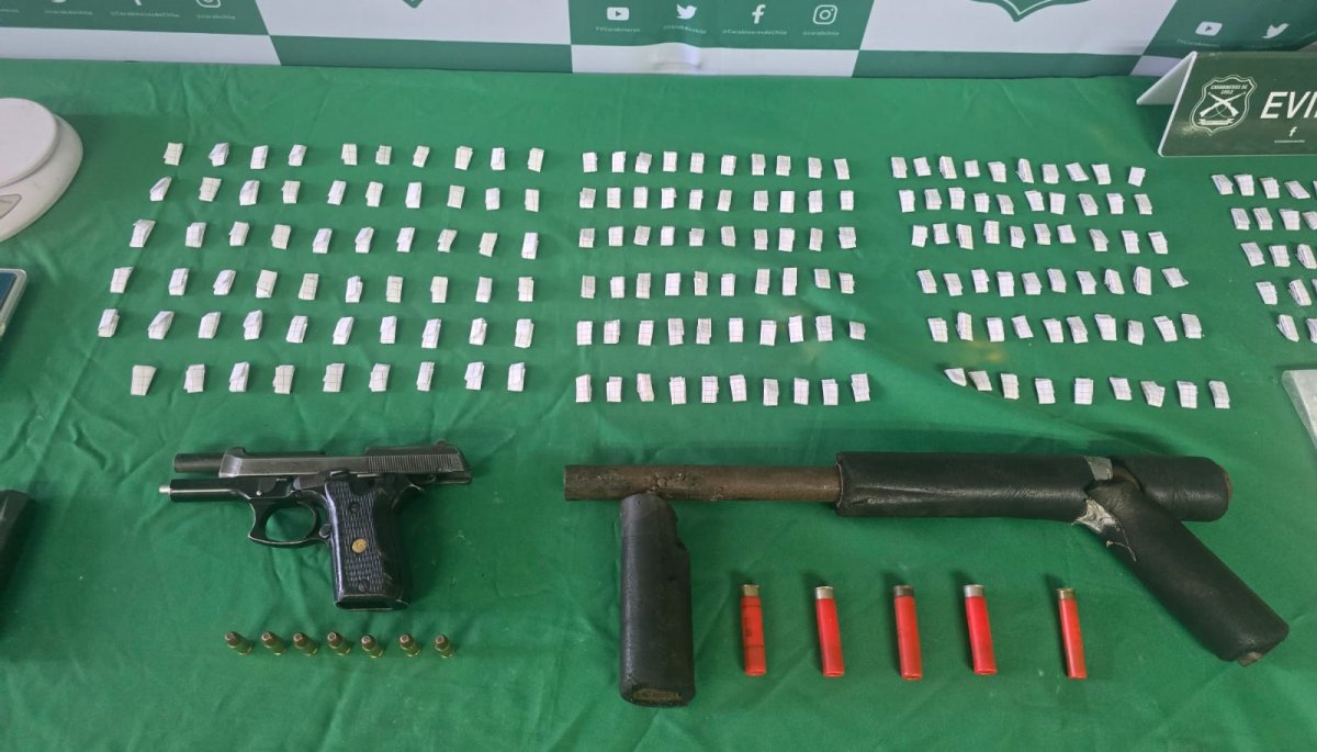 Cuatro personas arrestadas tras operativos contra microtraficantes en Cerro Navia y Cerrillos.