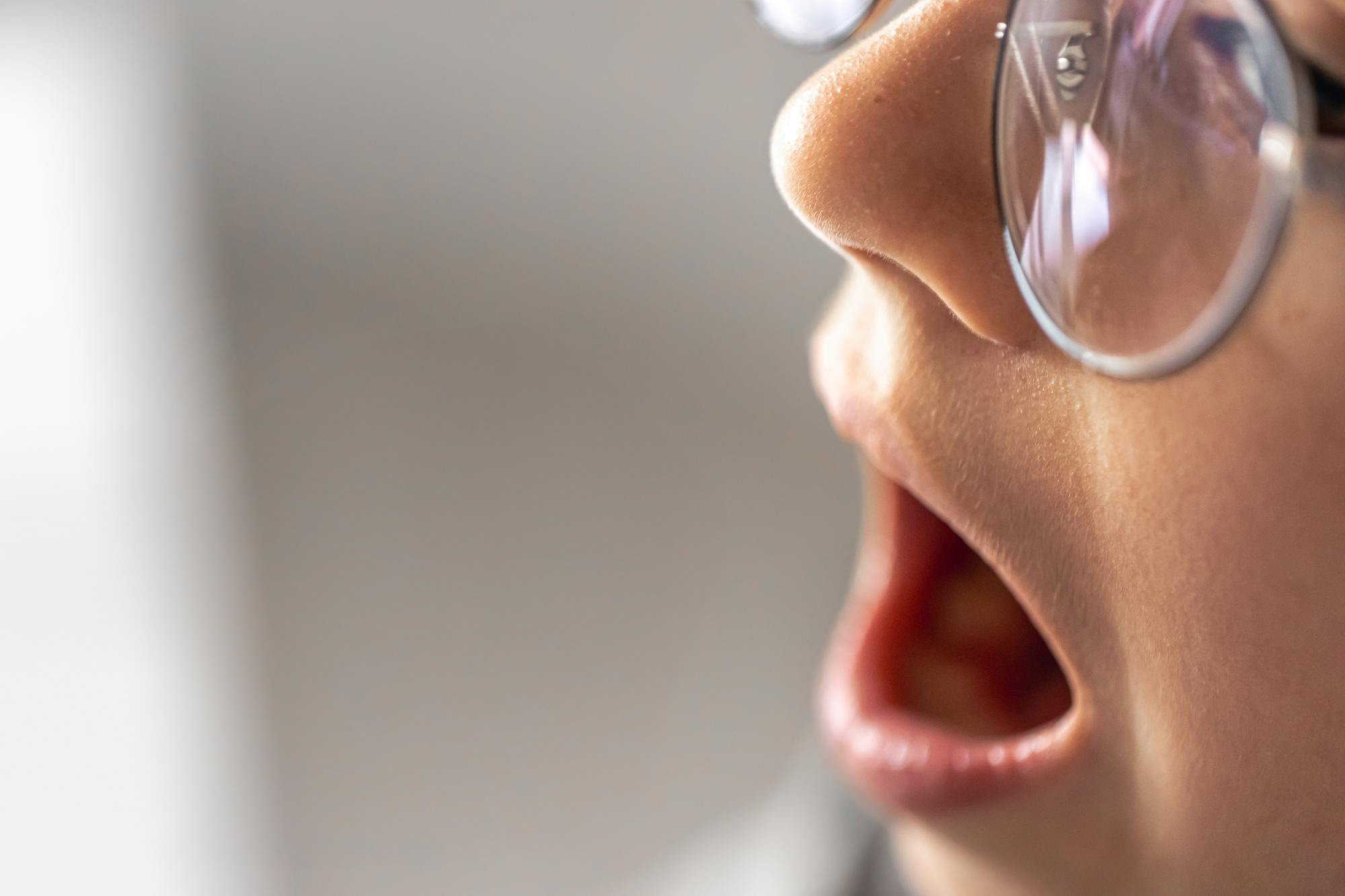 ¿Cómo se presenta el cáncer oral y en qué momento es necesario ir al médico?