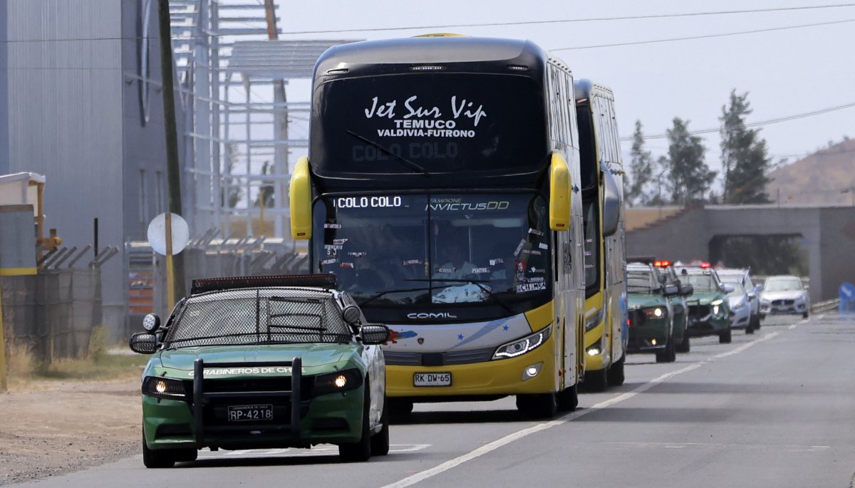 Una gran cantidad de aficionados acompañó a Colo Colo al aeropuerto.