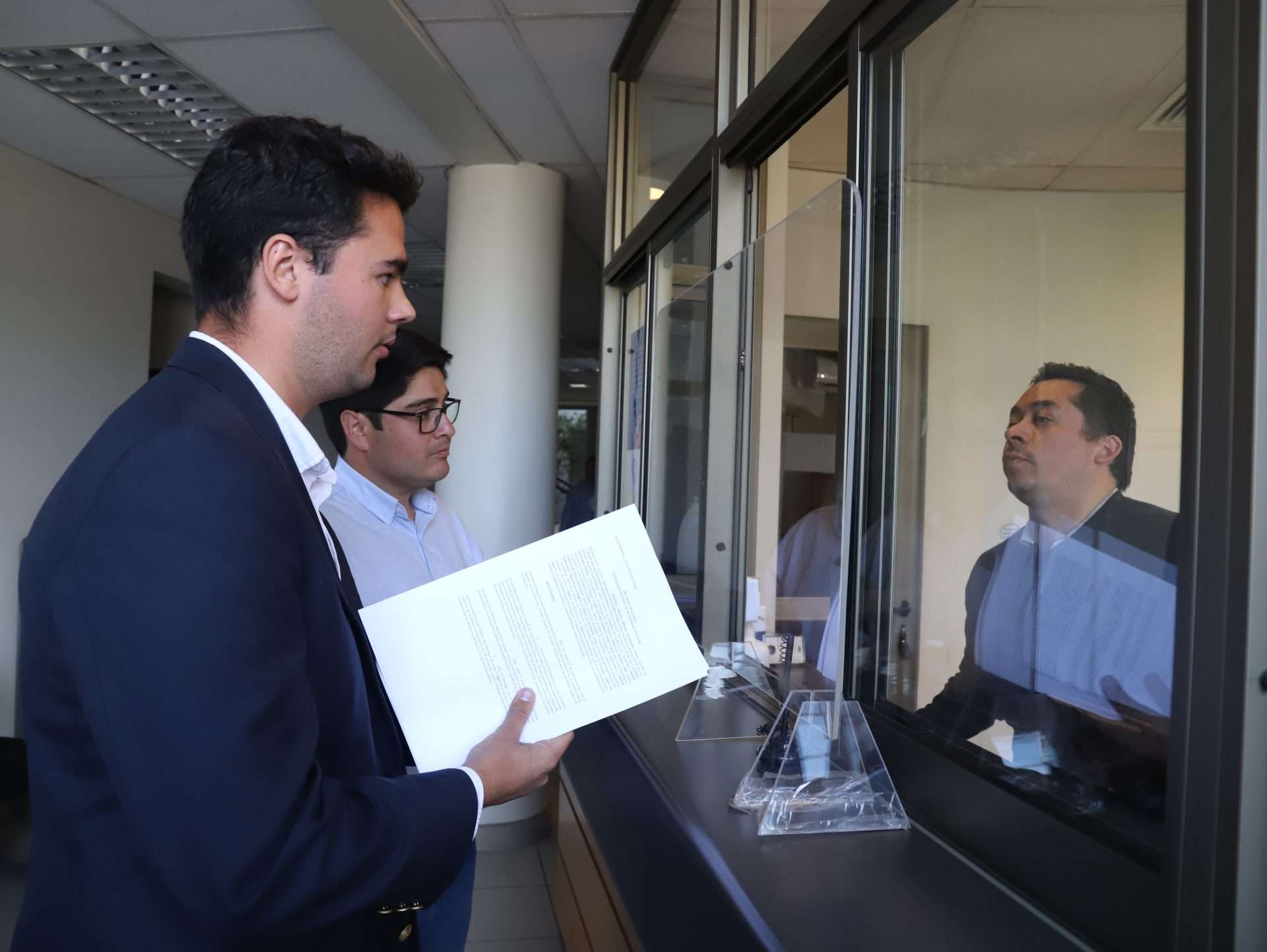 Autoridades electas del Partido Republicano presentan denuncia contra el gobernador regional ante la Contraloría.