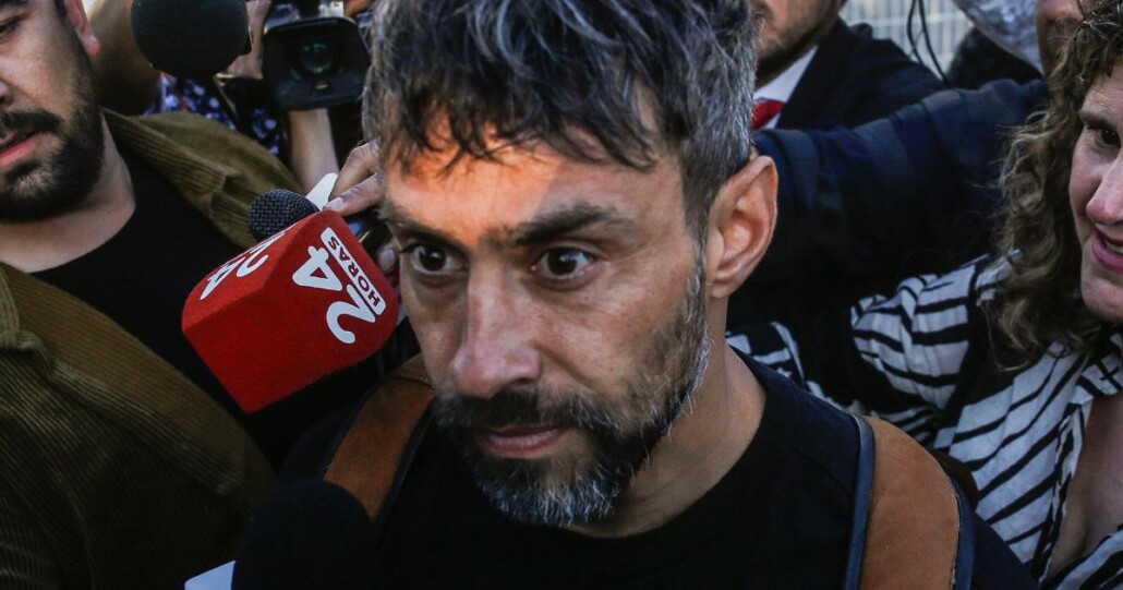 Se amplía la información sobre la segunda denuncia por violación contra Jorge Valdivia: Una mujer habría tenido que cubrirse con un polerón.