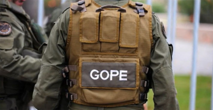 GOPE evacuó el Colegio de Chimbarongo tras la llegada de una granada lacrimógena que un estudiante trajo: Era un regalo de su pololo.