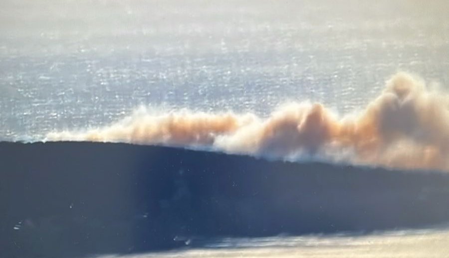 El lado derecho del incendio forestal en Laguna Verde, Valparaíso, está contenido, mientras que el lado izquierdo sigue activo.