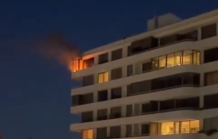 Incendio devora un departamento en el último piso de un edificio en Viña del Mar.