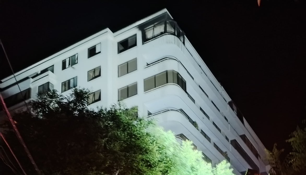 Apagan incendio que afectó un departamento en el último piso de un edificio en Viña del Mar.