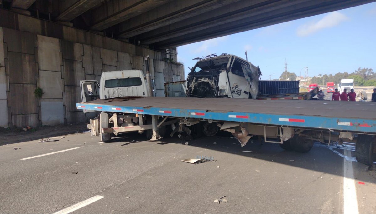 Conductor pierde la vida en un choque de alta energía entre dos camiones en la ruta Nuevo Acceso al Puerto de San Antonio.