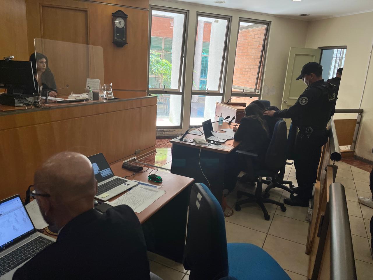 Excarabineros son formalizados por agredir a un ciudadano.