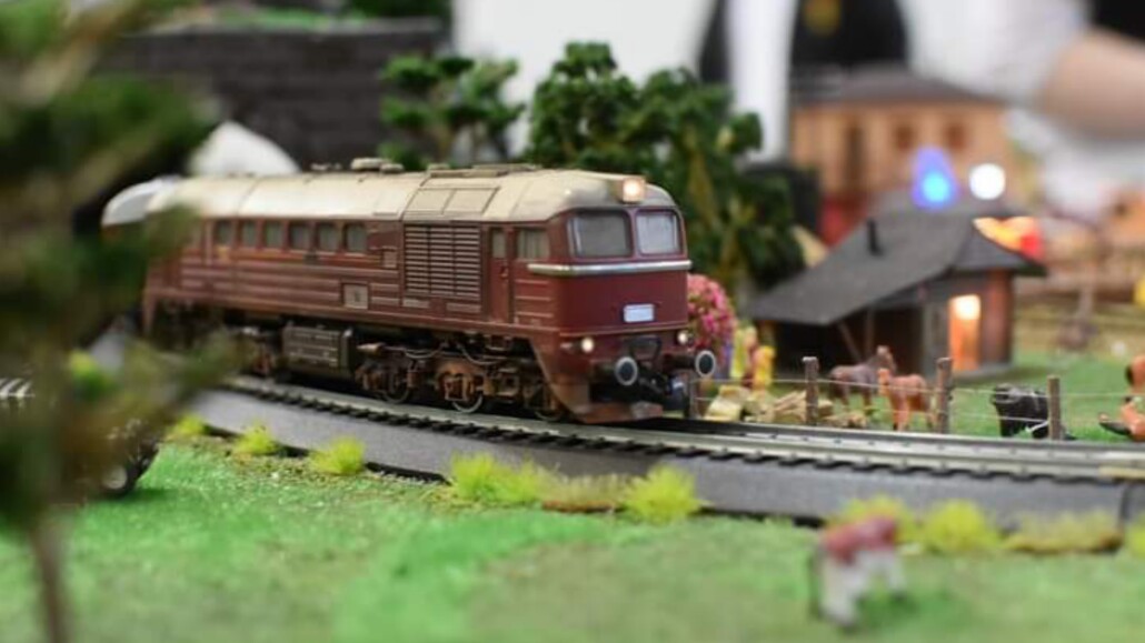 Los aficionados a los trenes se congregan para disfrutar del ferromodelismo en Yumbel.