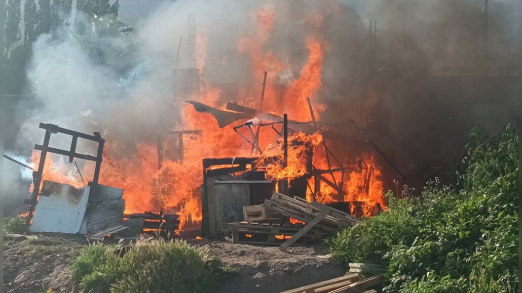 Incendio consume mediagua en famoso campamento de Angol.