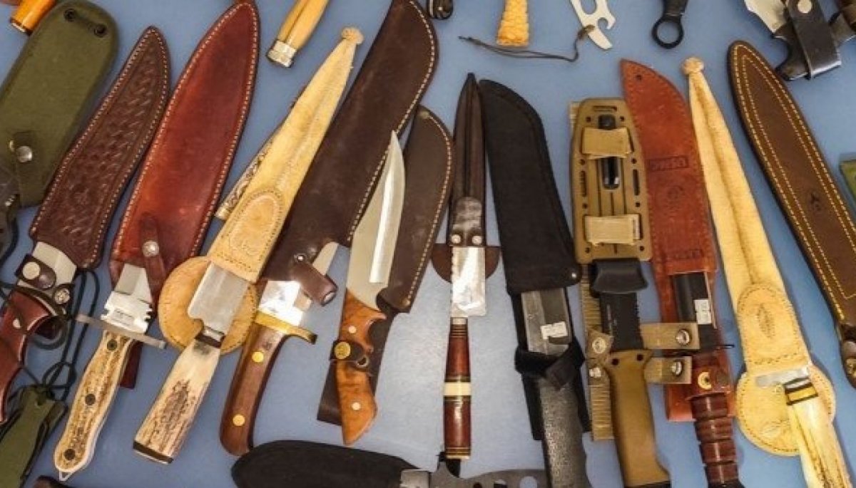 Descubrimiento sorprendente en la aduana: Un ciudadano argentino intentaba ingresar 50 cuchillos de contrabando.