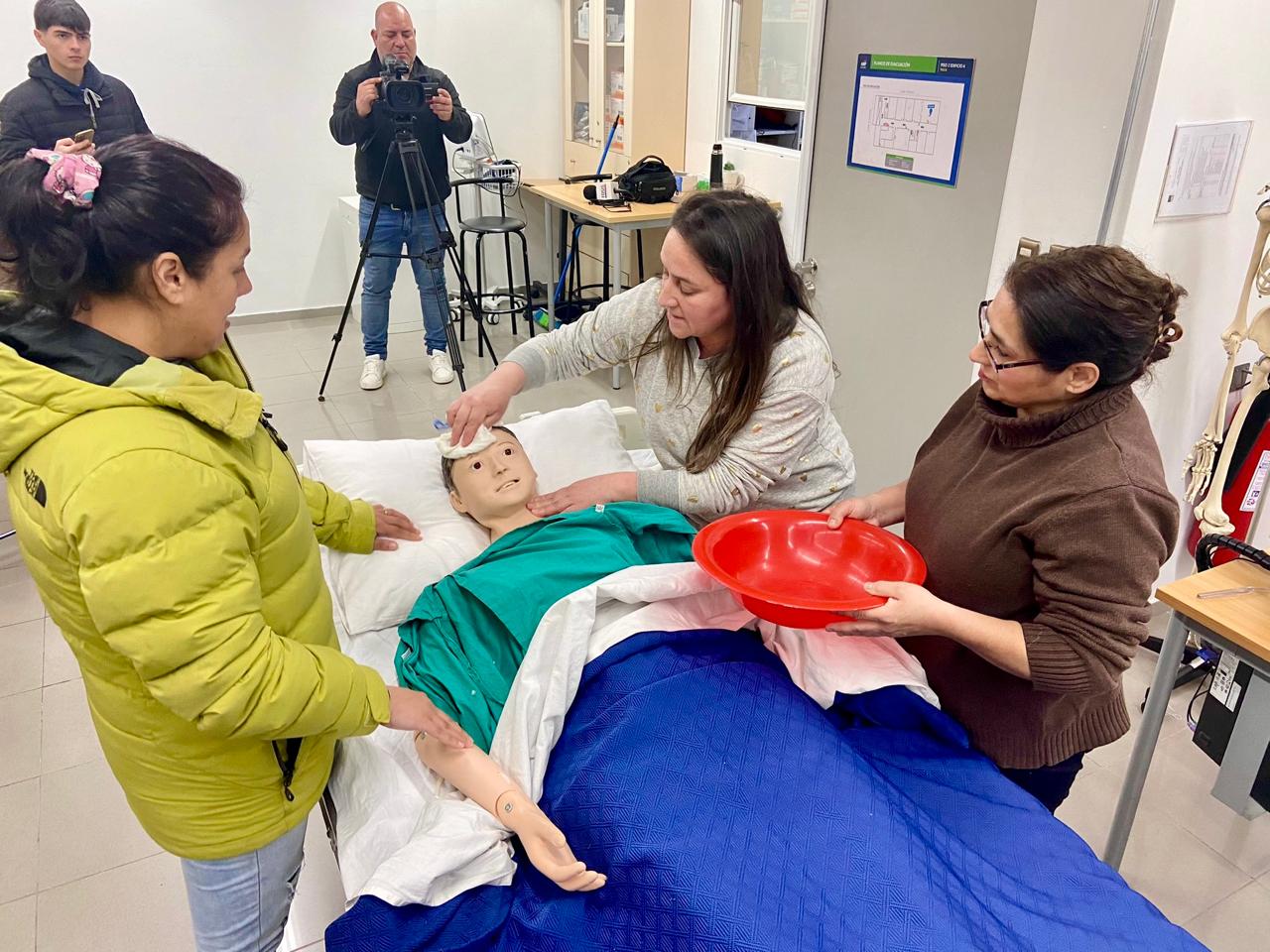 El FOSIS y AIEP ofrecerán formación gratuita sobre el cuidado de personas mayores.