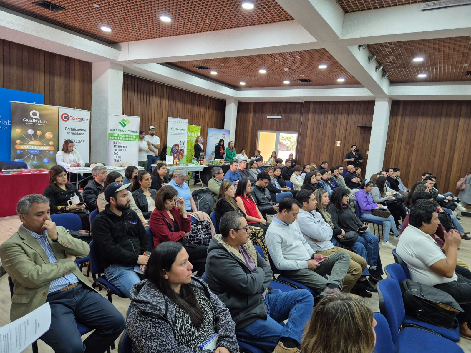 El seminario «Maule Alimenta» congregó a especialistas en calidad e inocuidad con el objetivo de promover la agroindustria de la región.
