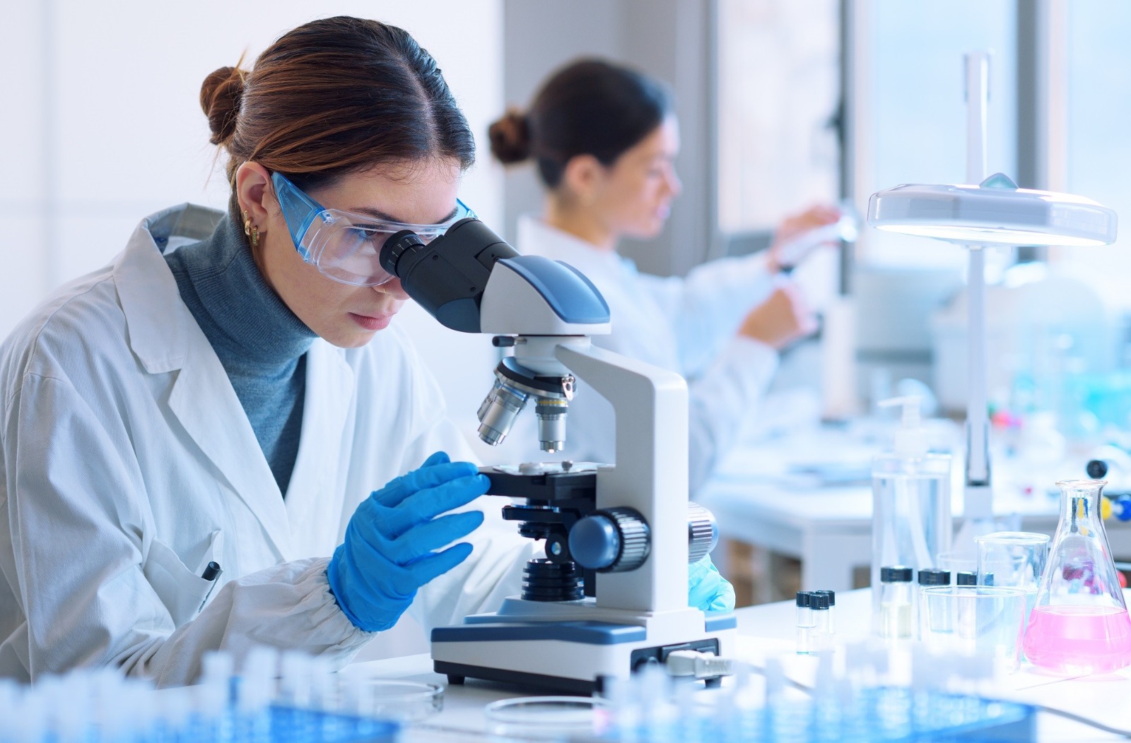 El 55% de las empresas farmacéuticas emplea Inteligencia Artificial en el diseño de productos y servicios.