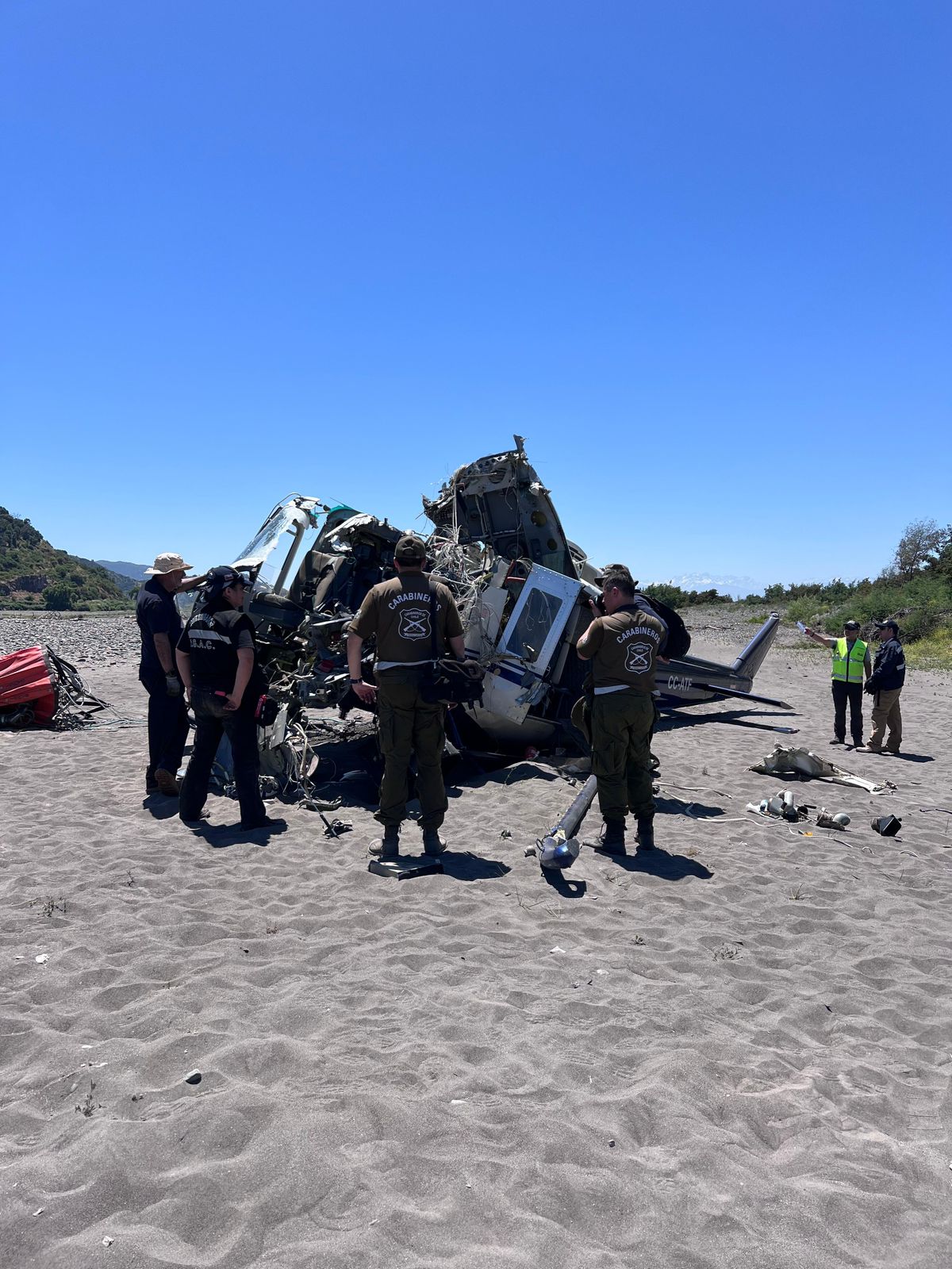 Labocar Talca lleva a cabo investigaciones periciales en el sitio del accidente aéreo en Sagrada Familia.