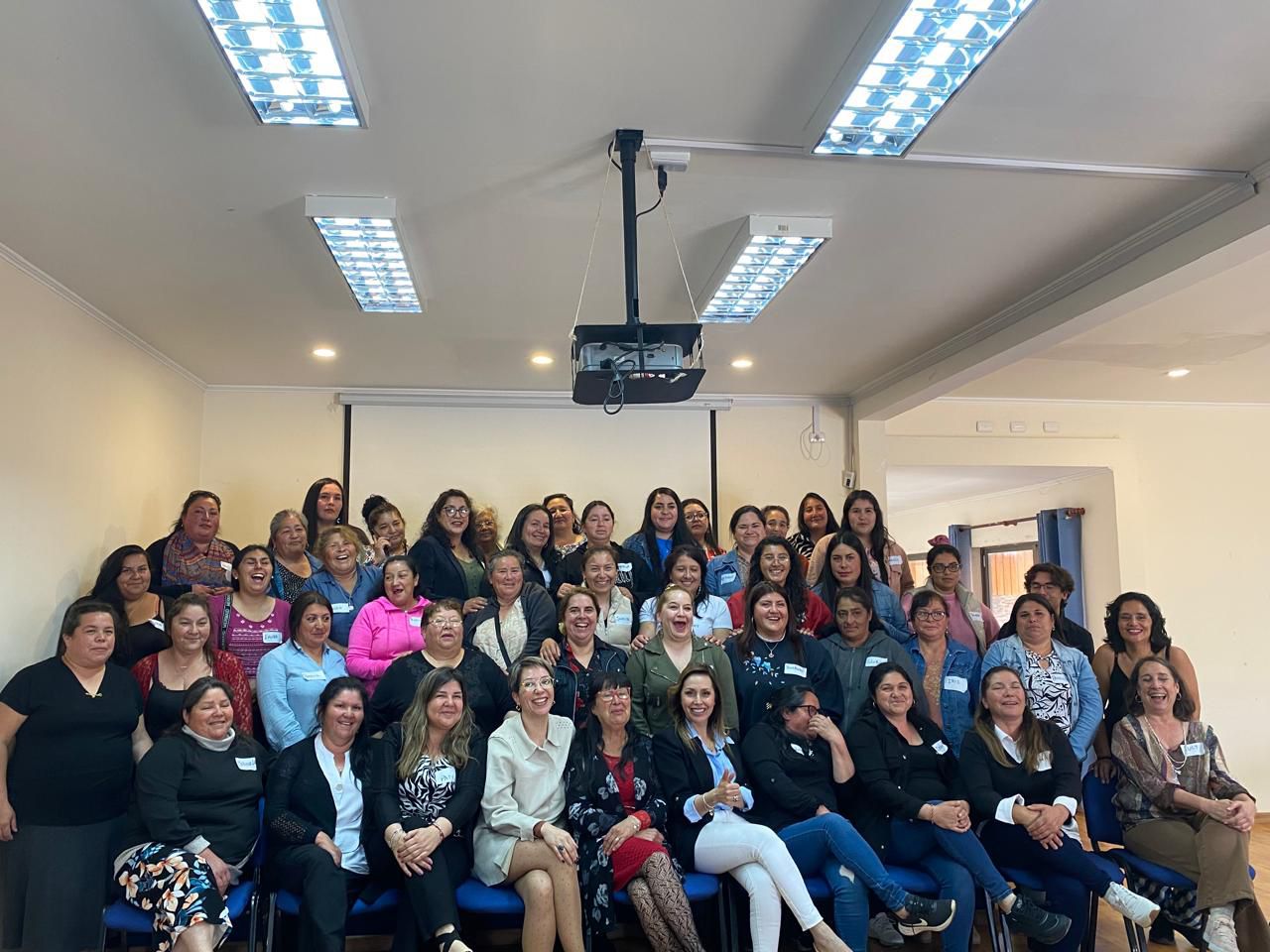«Caleta Mujer»: Más de 50 mujeres trabajadoras de la pesca artesanal fueron capacitadas en derechos laborales y previsión social.