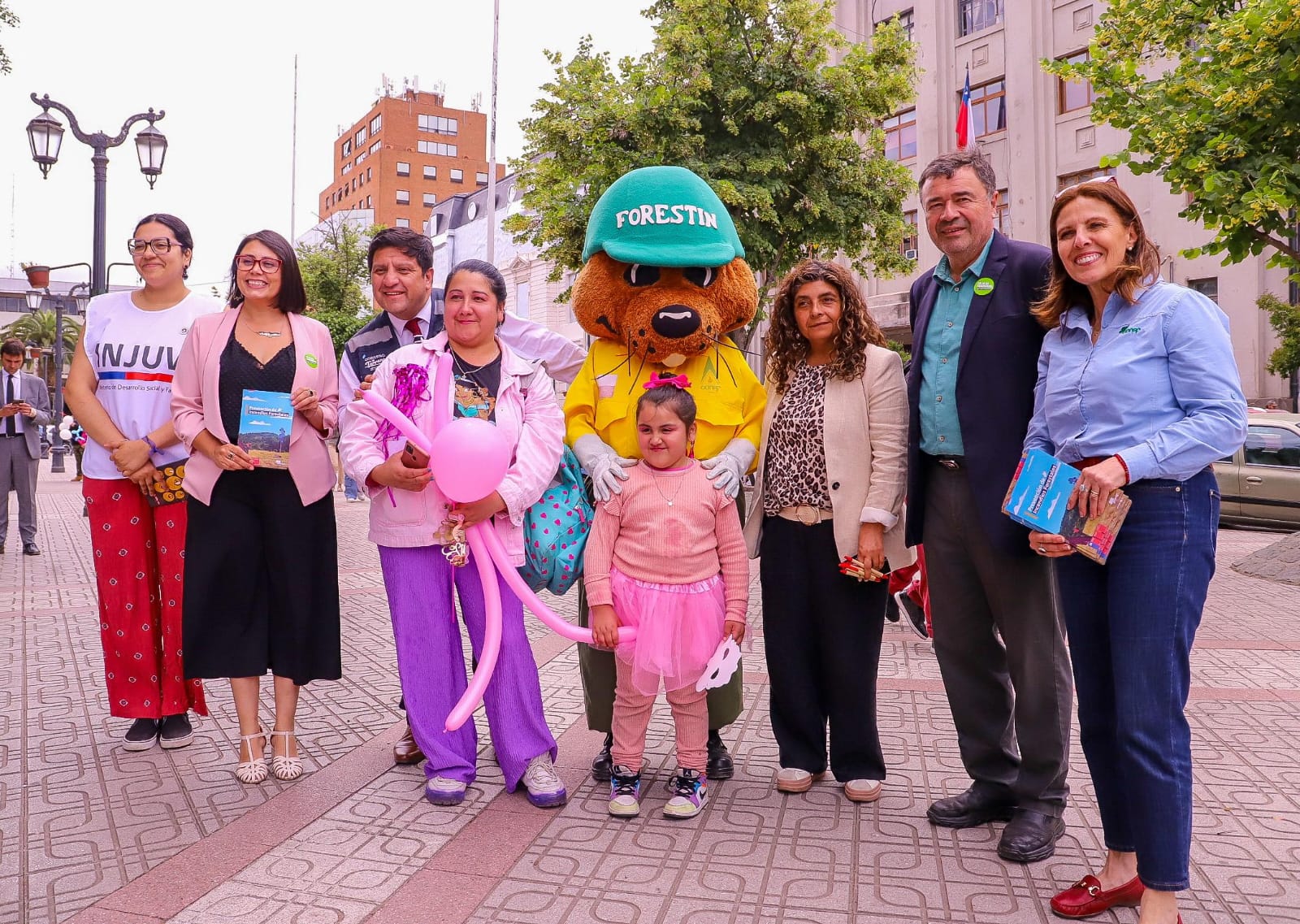 Ministro Valenzuela lidera evento comunitario para la prevención de incendios forestales.