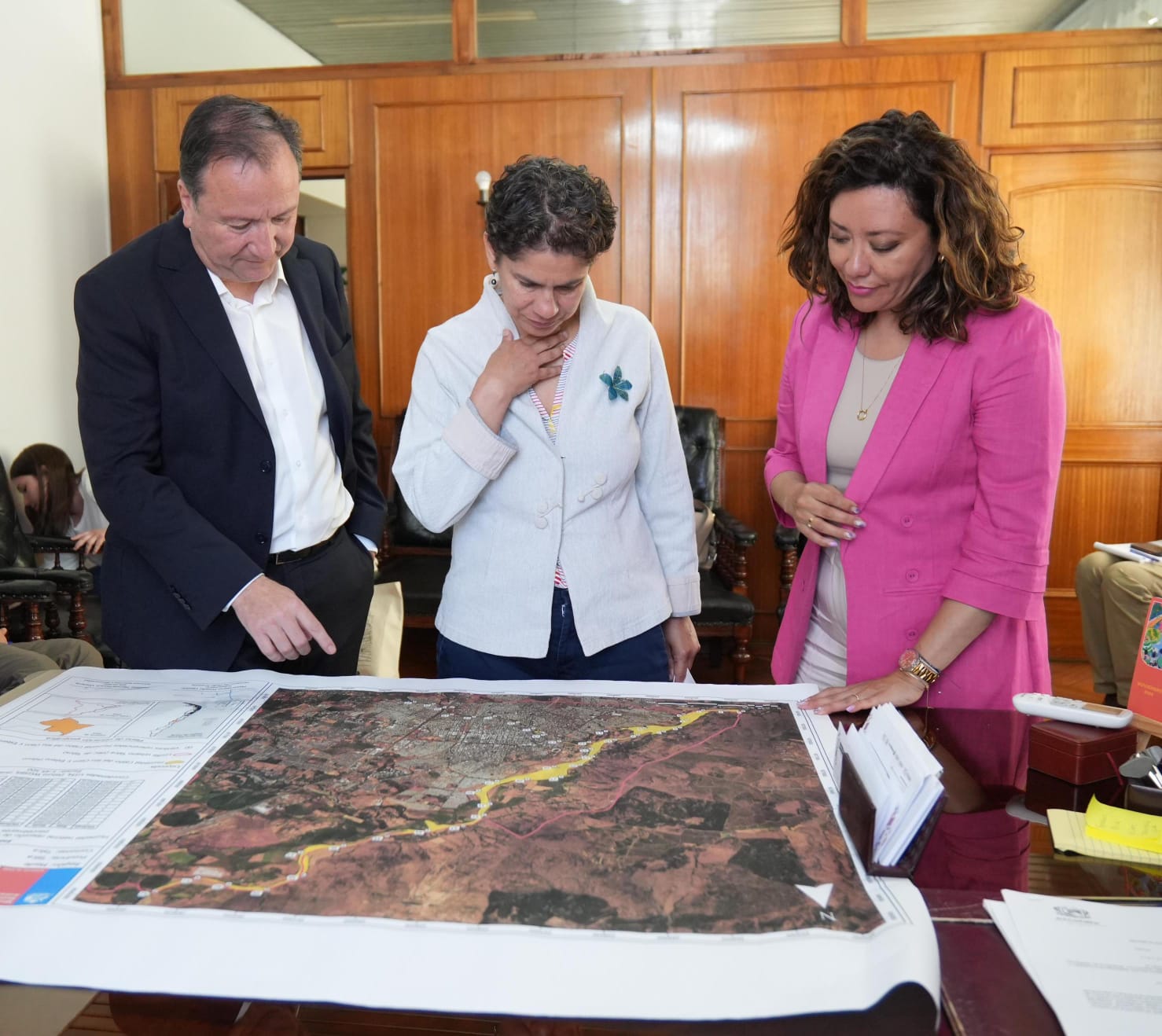 El alcalde Juan Carlos Díaz y la ministra de Medio Ambiente declaran el primer humedal urbano de Talca en la zona del río Claro.