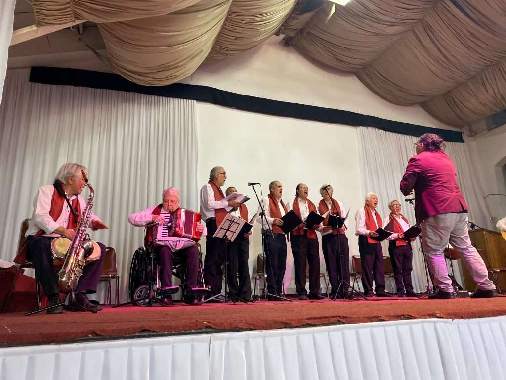 División El Teniente fortalece la relación con el Club de Adultos Mayores EXSET.