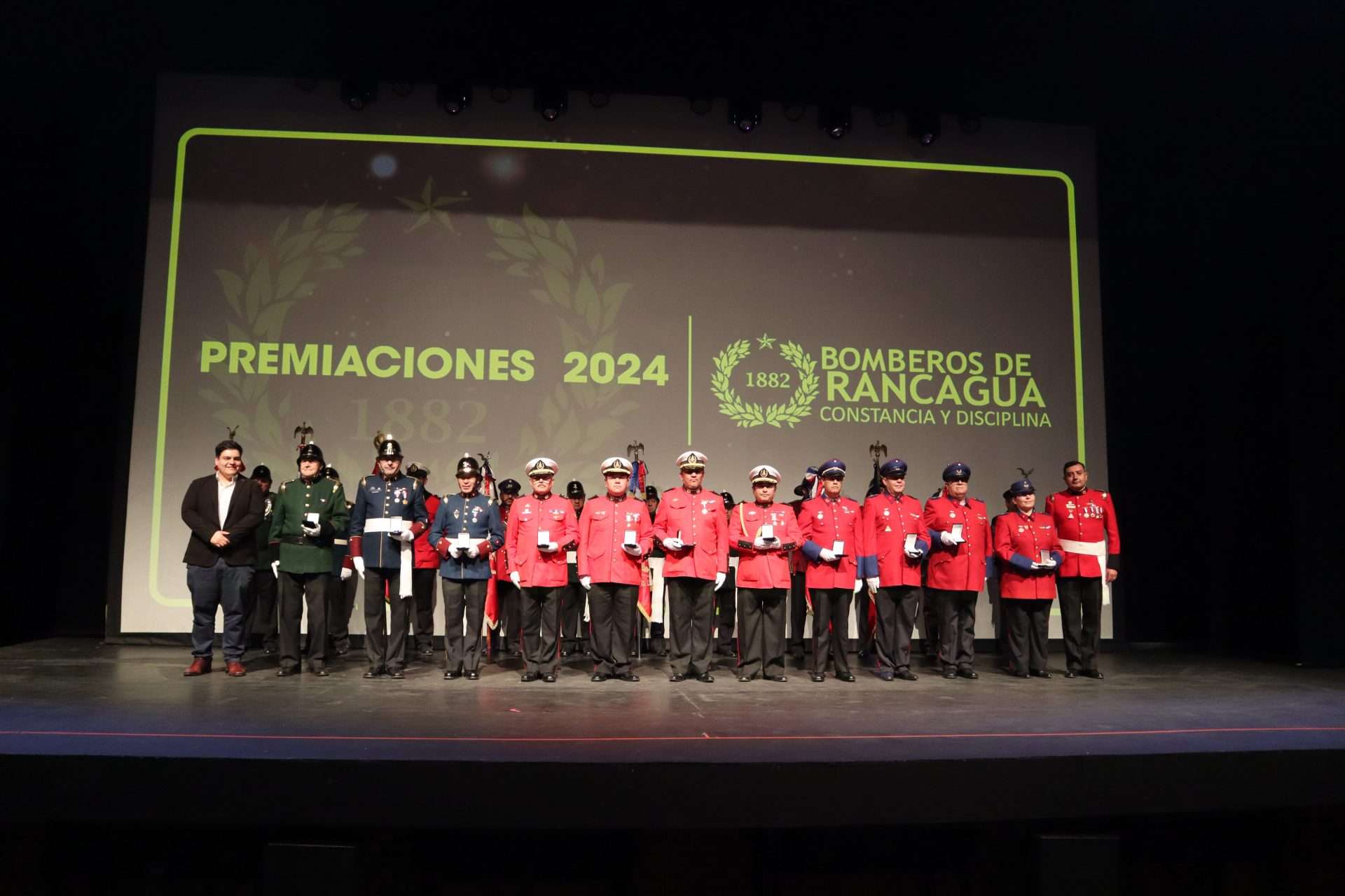 Bomberos de Rancagua reciben premio por años de servicio.