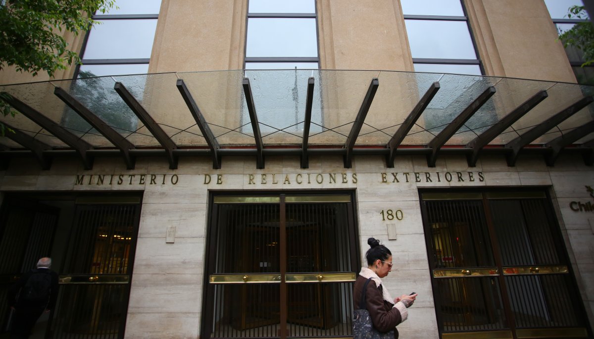 La comunidad chilena en Israel expresa su desacuerdo con la reubicación del embajador Jorge Carvajal.