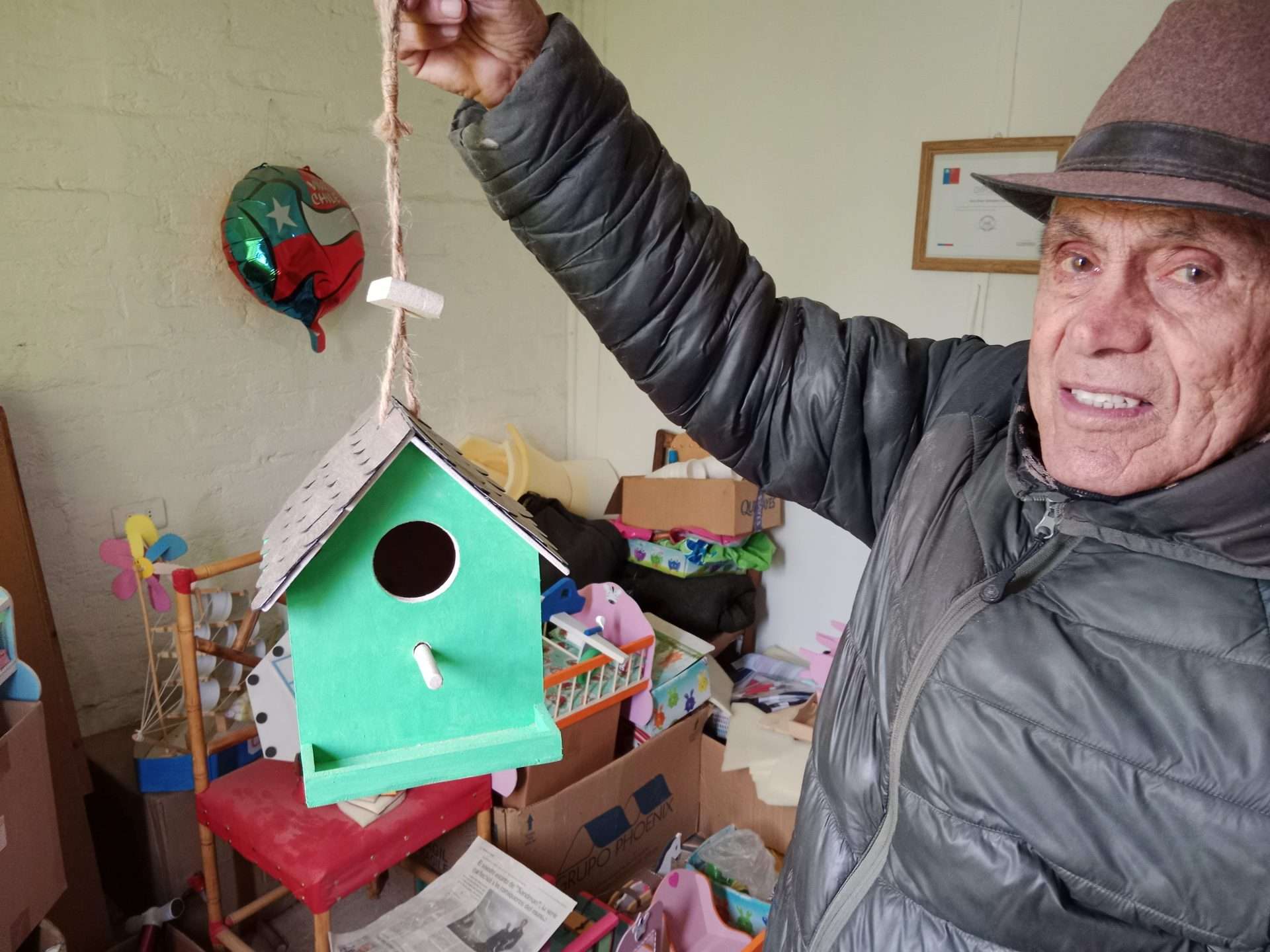 Artesano de 79 años preserva la tradición de los juguetes de madera.