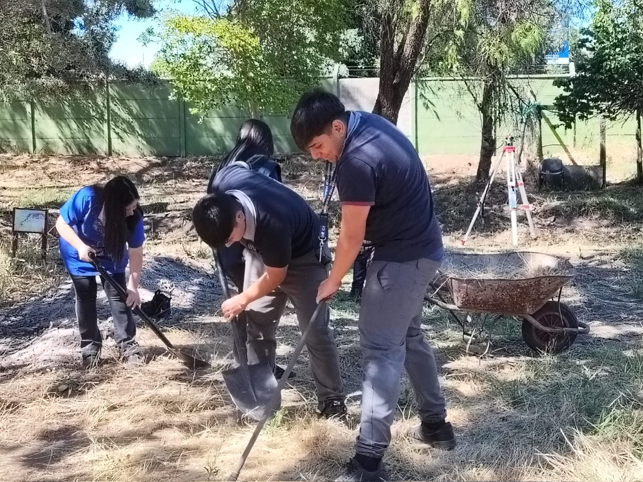 Jóvenes contribuyen a la rehabilitación de una vivienda para ancianos en Talca.