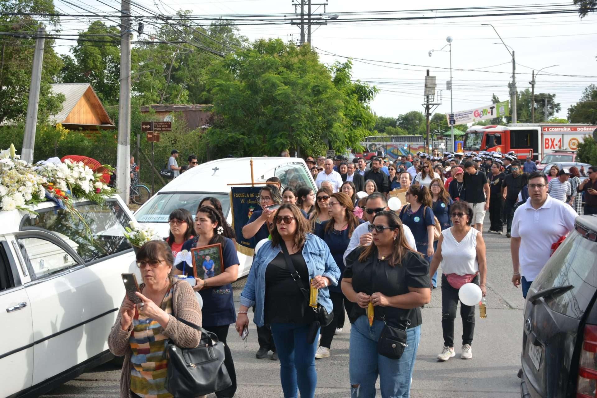 Vecinos despiden a familia fallecida en accidente de tránsito en el sur.
