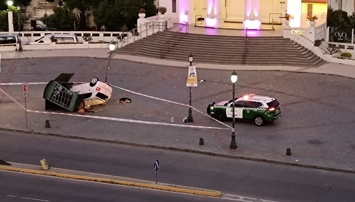 Espectacular accidente de tráfico causa que un auto vuelque frente al Casino de Viña del Mar.