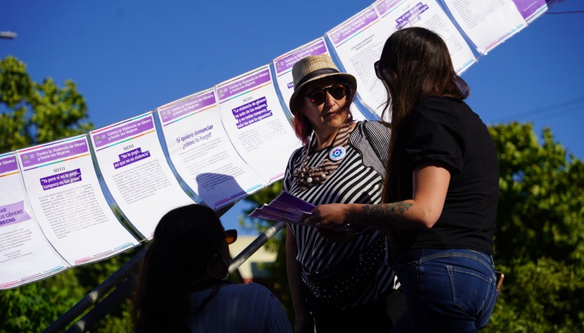 Villa Alemana inicia campaña de concientización contra la violencia hacia las mujeres con intervención en las calles.