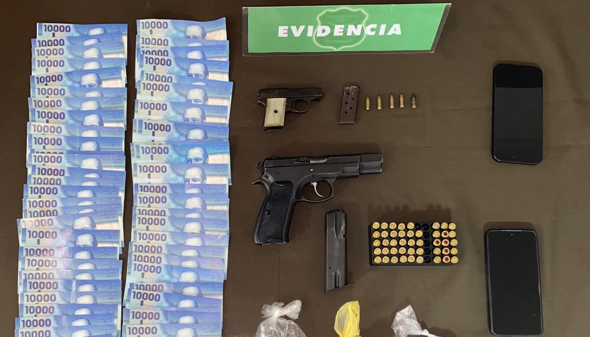 Operativo policial en La Calera resulta en tres arrestos: se confiscan armas, drogas y billetes falsos.