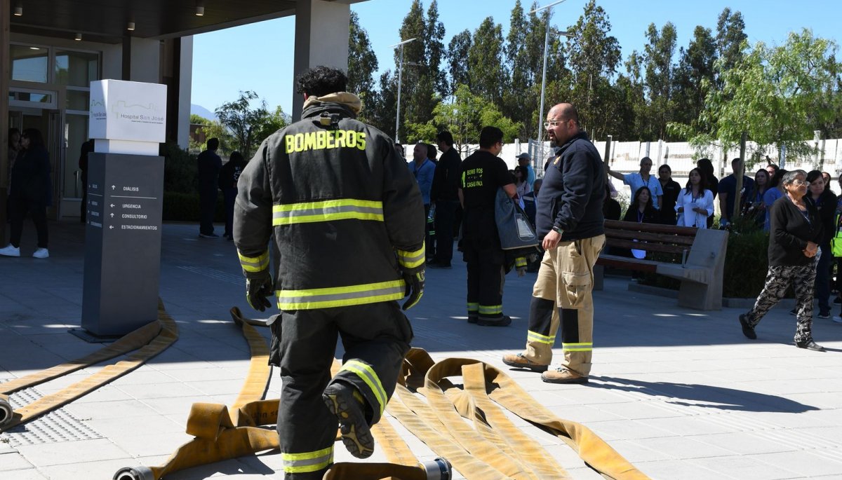 Ejercicio de incendio en el Hospital San José de Casablanca implicó la movilización de 70 trabajadores.