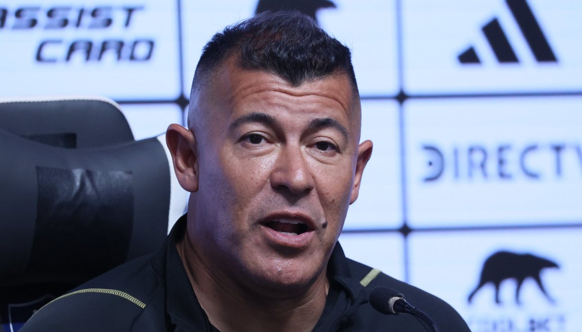 Jorge Almirón comenta sobre la infructuosa denuncia de la U contra Colo-Colo y la controversia en un bar de Vitacura.