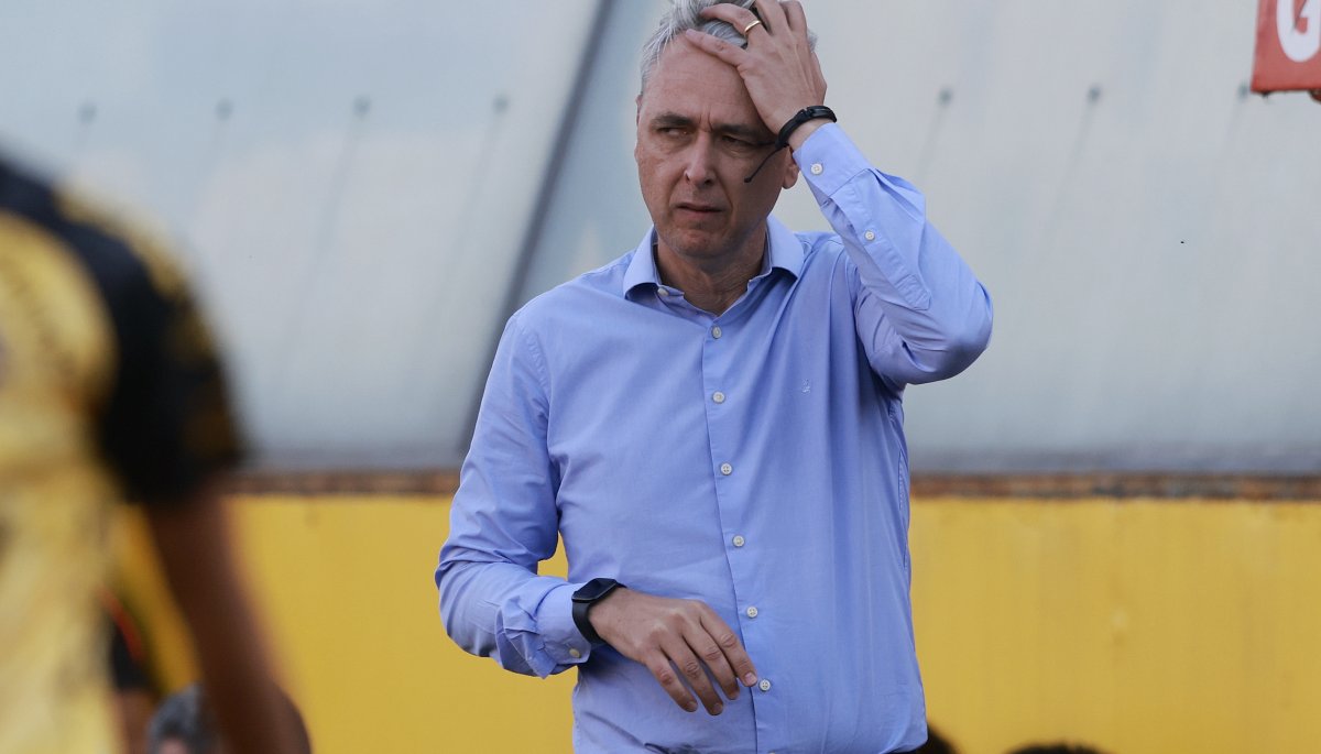 Tiago Nunes habría dejado su cargo en la UC frustrado por la conformación del plantel.