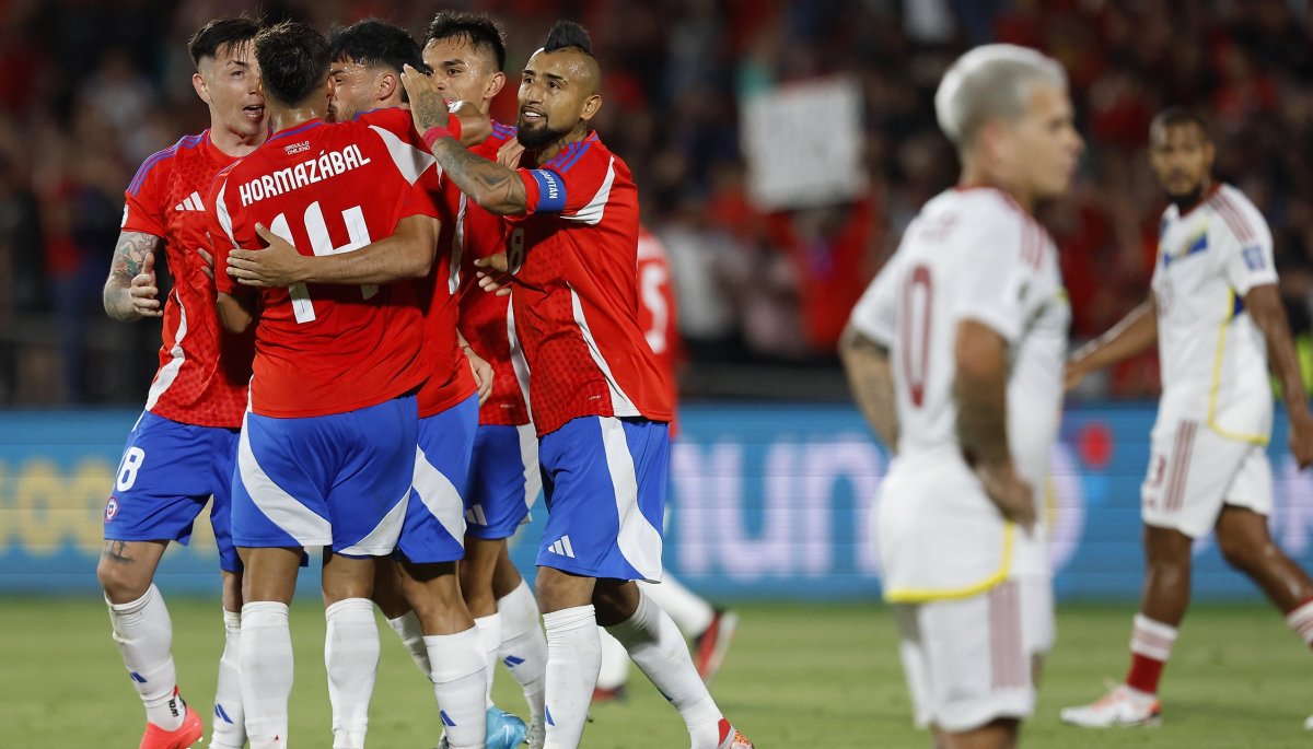 Chile respira en las Clasificatorias luego de remontar y vencer por goleada a Venezuela en el Estadio Nacional.