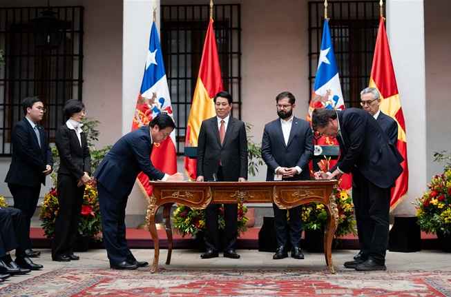 Firman acuerdos para fortalecer la relación política, comercial y cultural entre ambos países.