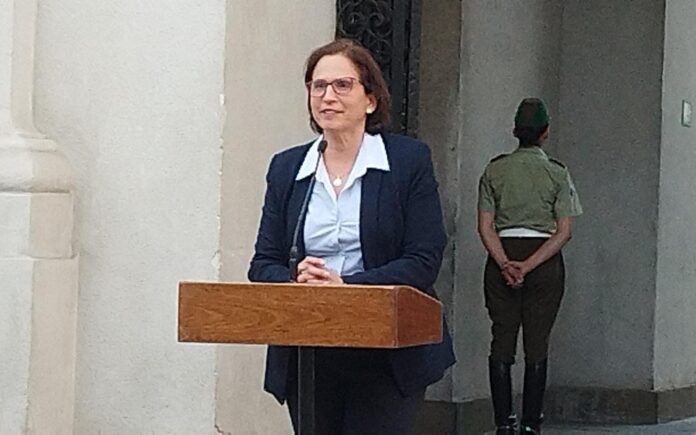 Gobierno efectúa modificaciones en las subsecretarías de cinco carteras.