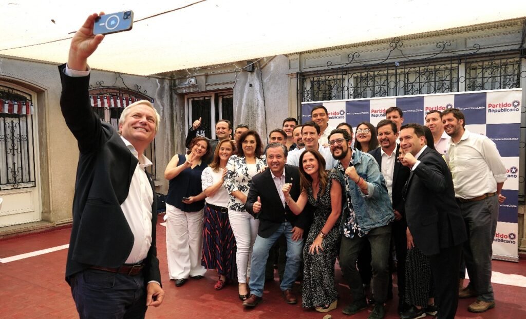 Francisco Orrego obtiene respaldo del Partido Republicano para la segunda vuelta en la elección de Gobernador de la región Metropolitana.