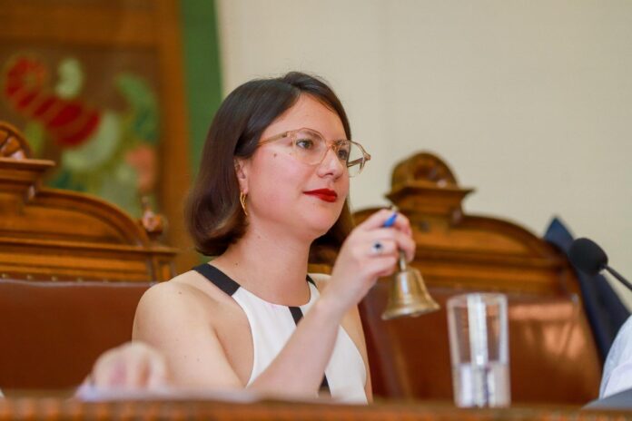 Alcaldesas de Santiago y Ñuñoa dimiten para postularse al Parlamento.