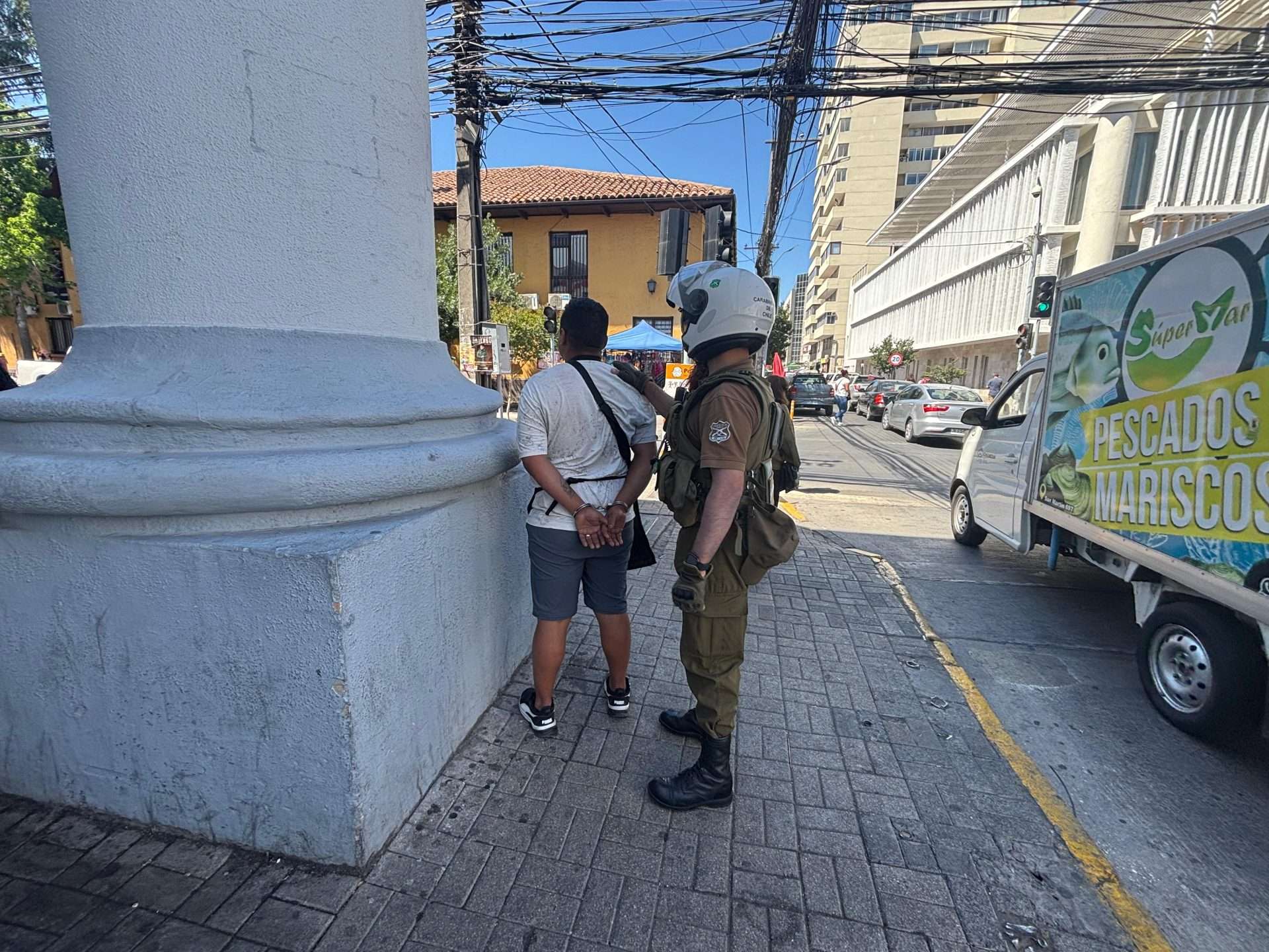 Intervención sorpresiva en el casco antiguo de Rancagua resulta en detenciones, confiscación de drogas y armas, así como infracciones al comercio ambulante.